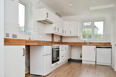 3 bedroom House To Let - Photo 2