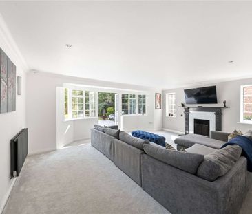 A beautifully presented five bedroom detached family home with secu... - Photo 1