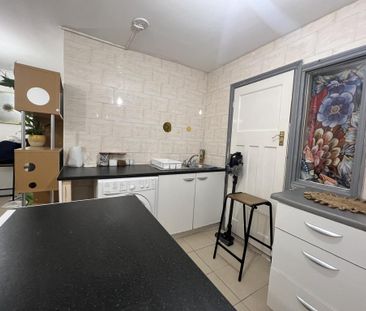 1 bedroom in a flat share to rent - Photo 4