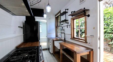 Charming pet friendly Home on Wallace Street – Your Perfect Sanctuary! - Photo 4