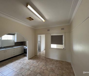 Prime Location – Charming Three-Bedroom Home... - Photo 6