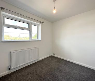 3 bedroom end of terrace house to rent - Photo 3