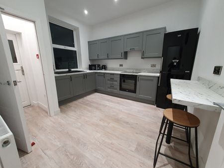 Room in a Shared House, Gartside Street, OL7 - Photo 3