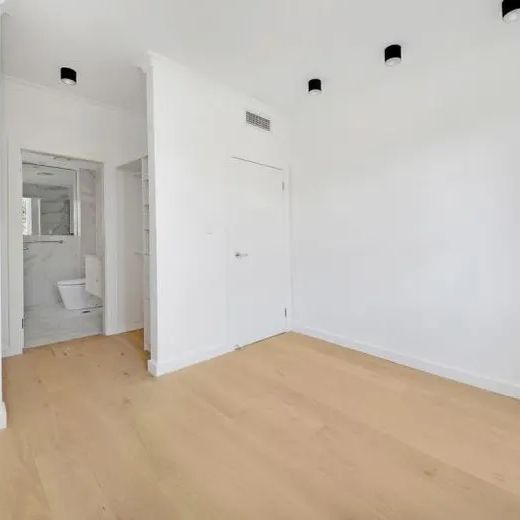 Modern Three-Bedroom Apartment with Lock-Up Garage in a Prime Lifestyle Location - Photo 1