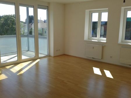 Sonnige, großzügige 3-Zimmer-Wohnung mit überdachtem Balkon und möblierter Küche in zentraler Lage in Ried - Foto 2