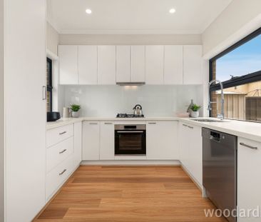 MODERN LIGHT-FILLED TOWNHOUSE NEAR HUNTINGDALE STATION! - Photo 1