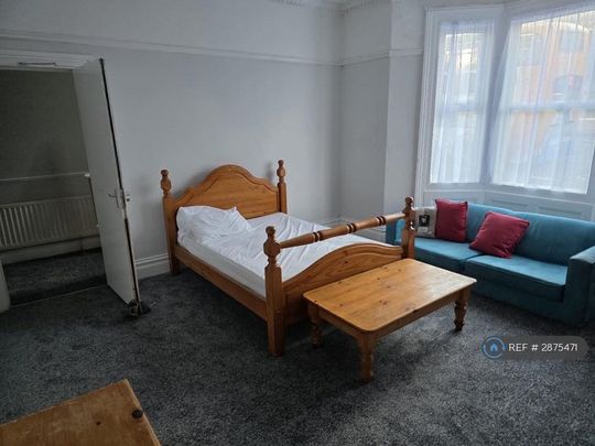 6 bedroom terraced house to rent - Photo 1