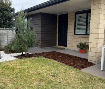 Modern Two Bedroom - Photo 3