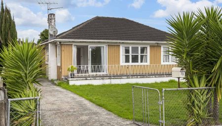 4-Bedroom Home with Spacious Section - Photo 2