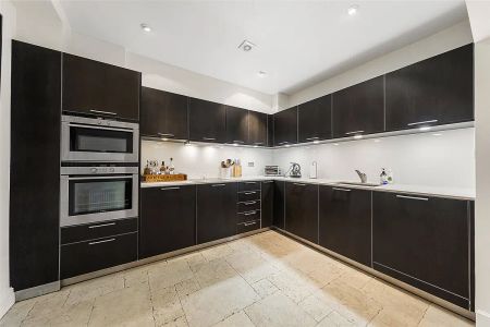 4 bedroom house in London - Photo 2