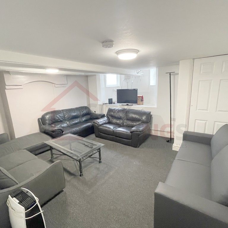 8 Bedroom Mid Terraced House - Photo 1