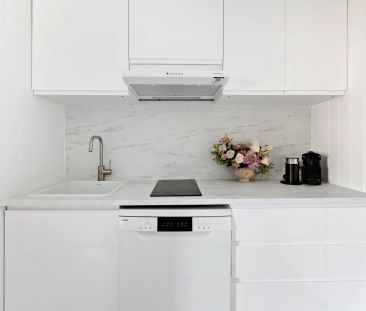 Brand New Renovated Studio Apartment– Furnished with Parking! - Photo 4