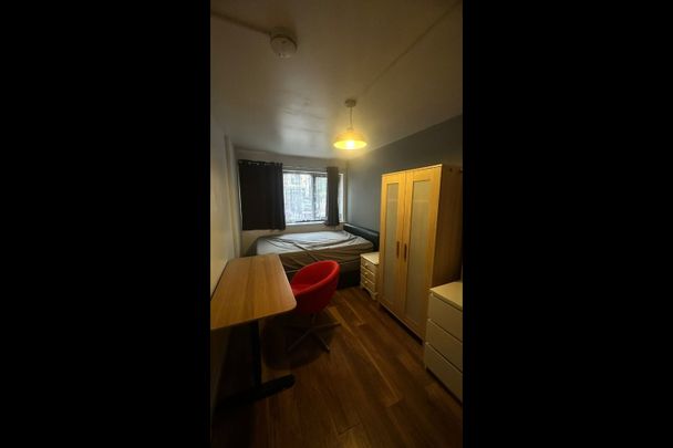 Room in a Shared House, Ashton Street, E14 - Photo 1