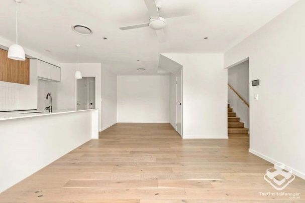 Luxury 4 Bedrooms Townhouse - Photo 1