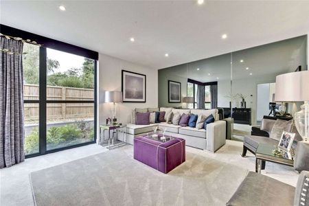 Contemporary three bedroom townhouse 0.3 miles from Esher station. - Photo 5