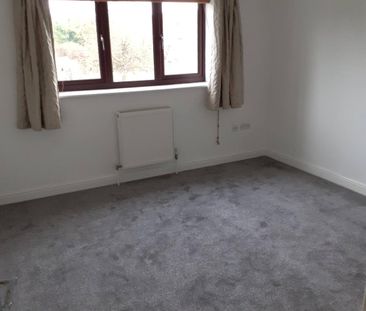 2 bed Semi-detached in New Road Netley Abbey, Southampton, SO31 5BS - Photo 2