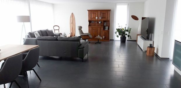 Exklusive Attika-Wohnung mit riesiger Terrasse an idyllischer Lage - Photo 1