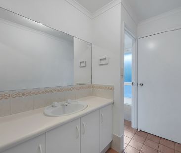 Welcome Home! Bright & Spacious 3 Bedroom Family Home - Photo 6