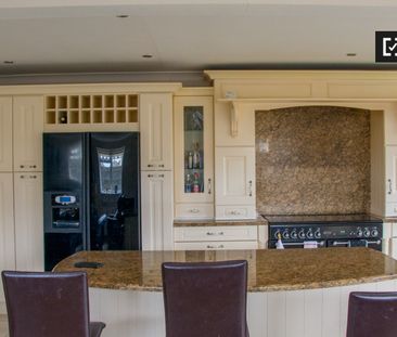 Spacious room in 5-bedroom apartment in Donabate, Dublin - Photo 5