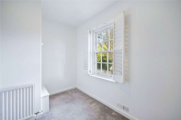 Superbly presented 3 bedroom house with garden and conservatory. - Photo 1