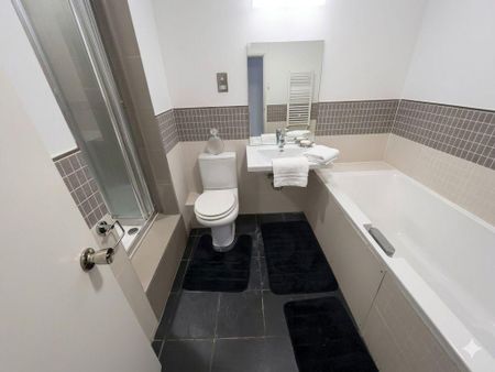 3 bedroom flat to rent - Photo 2