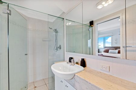 Picnic Point – Three Bedroom Penthouse with Private Roof Top Garden! - Photo 2