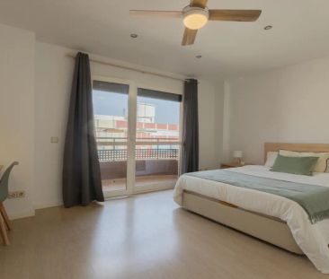 Double bed in Room in a shared 4-bedroom apartment for rent in La R... - Photo 5