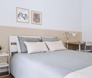 Room in a shared 10-bedroom apartment for rent in Sol. - Foto 5
