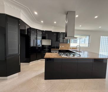 Spacious 5 Bedroom Family Home - Photo 3