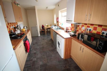 4 bedroom flat to rent - Photo 4