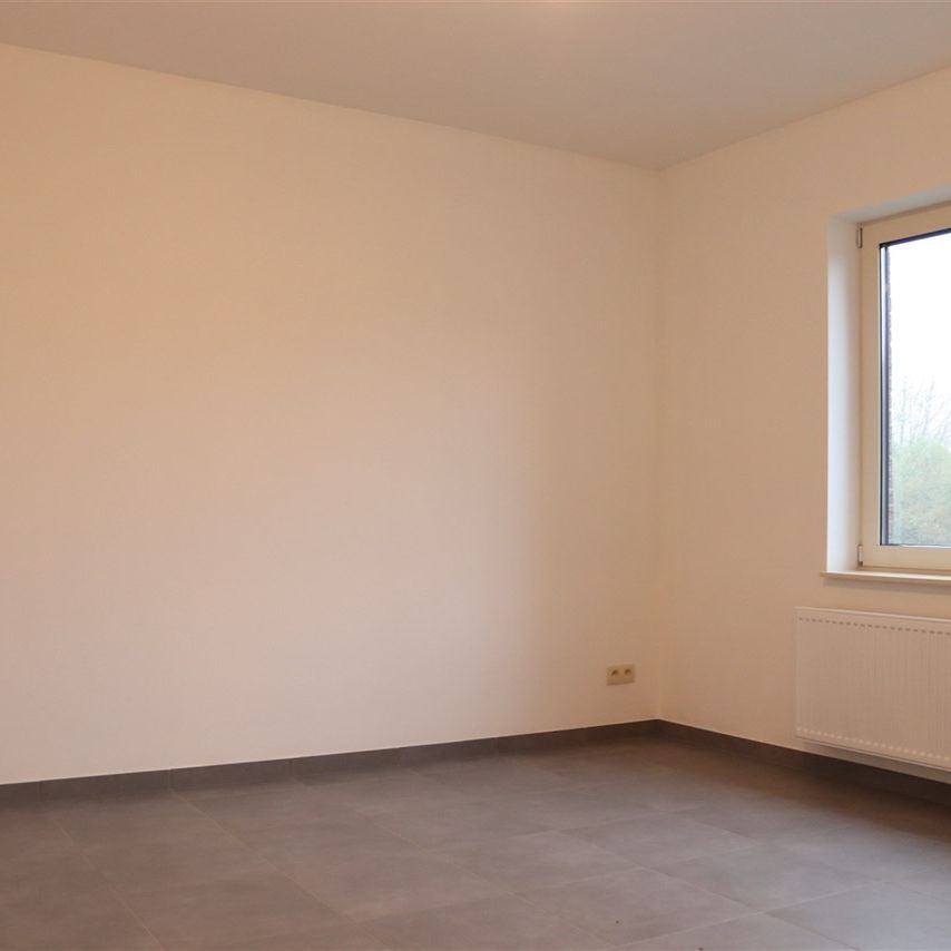 Verrassend ruim totaal gerenoveerd 2 slaapkamer appartement - Photo 1