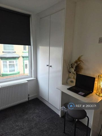 1 bedroom in a house share to rent - Photo 2