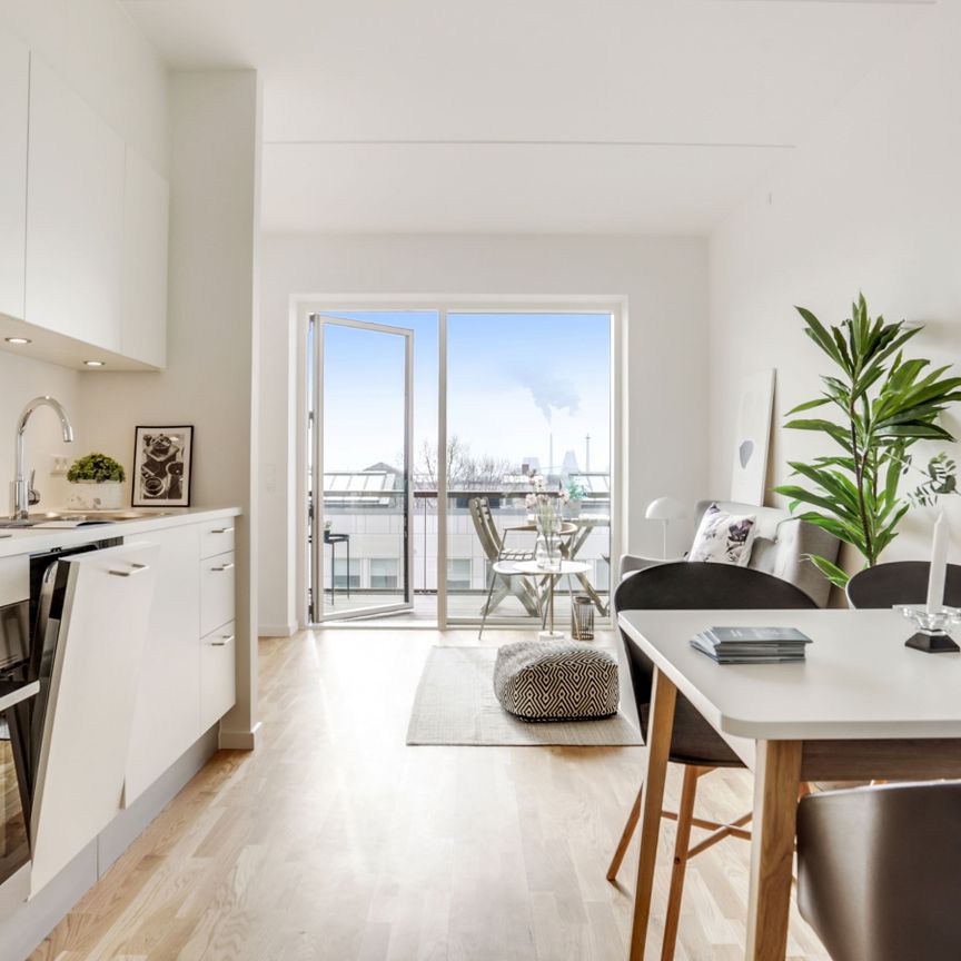 Lys bolig med to værelser, egen altan og indbyggede skabe. Perfekt til dig over 50 år uden hjemmeboende børn - Photo 1