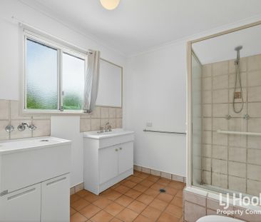 Modern Comfort and Convenience in Downtown Kallangur - Photo 2