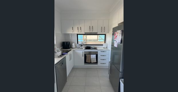 Stylish Boutique Estate – Make This Home Yours in Time for Christmas! First Week Rent Free - Photo 1