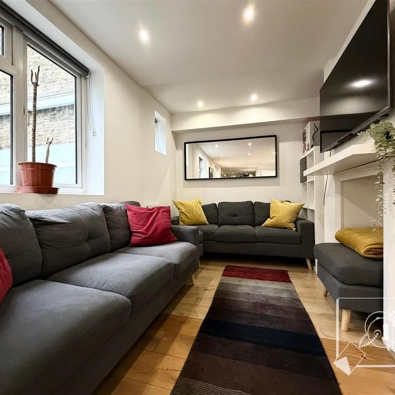 1 bedroom in a house share to rent - Photo 1
