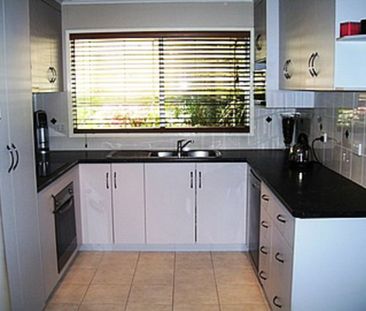 Private Family Oasis Opposite Park - Close to Everything! - Photo 3