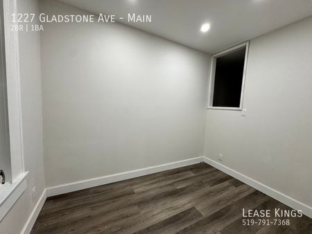 BE THE FIRST TO LIVE IN THIS RENOVATED MAIN FLOOR UNIT IN WALKERVILLE - Photo 4