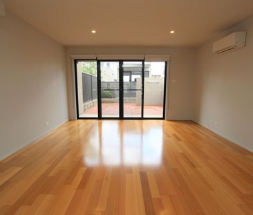 Perfect Townhouse Living - Photo 2