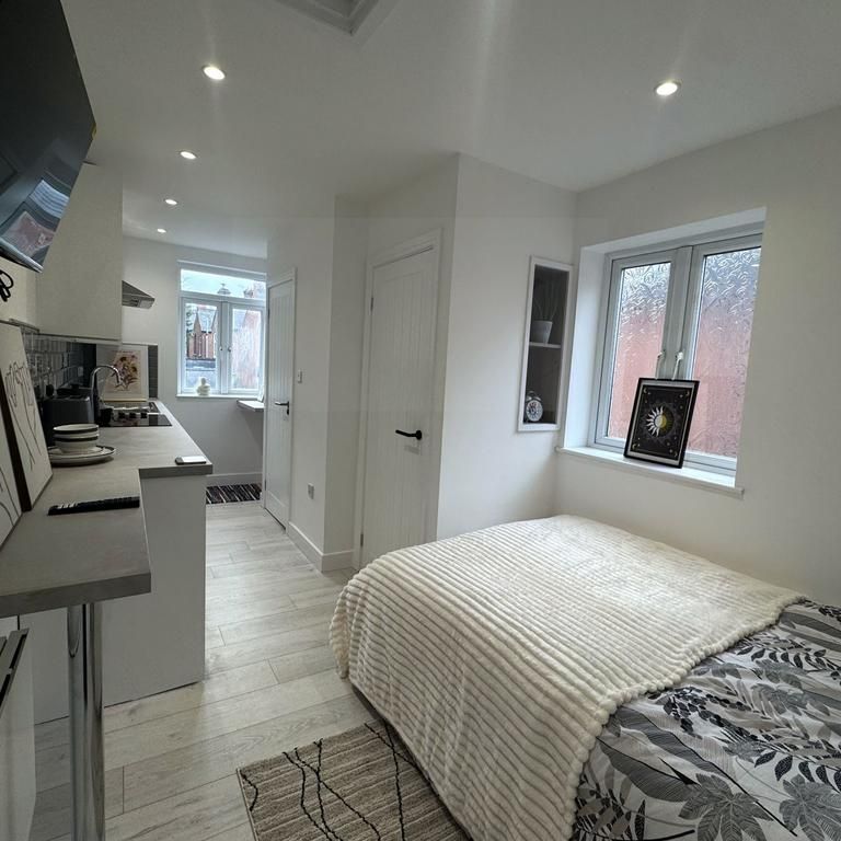 Studio to rent - Photo 1