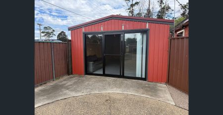 Newly Renovated 2 Bed + Seperate Studio ! - Photo 5