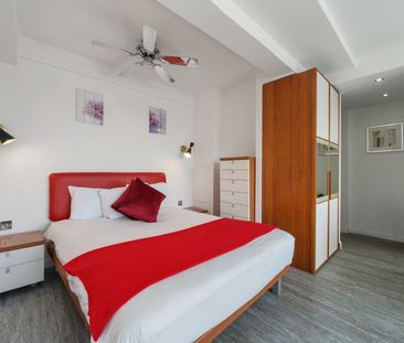 Roland Gardens - Photo 3