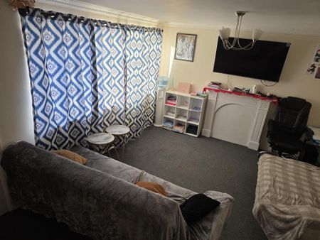 1 bedroom in a house share to rent - Photo 4