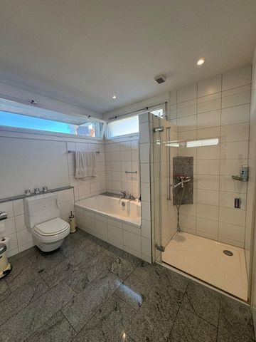 Generous and bright 3.5-room penthouse apartment with large terrace - Photo 5