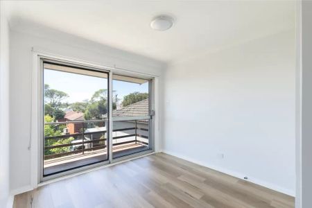 Spacious freestanding 3 bedroom house - Photo 5