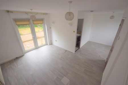 Newly refurbished Two bedroom mid terrace - Photo 2