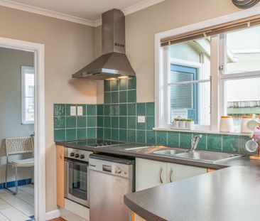 SUNNY STANDALONE HOME - ELLERSLIE - Photo 4