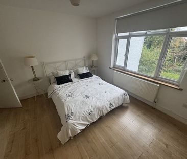 3 Bed Flat, Northampton Road, CR0 - Photo 5