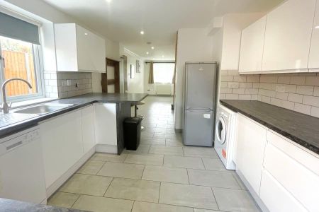 2 bedroom maisonette to rent - Photo 2