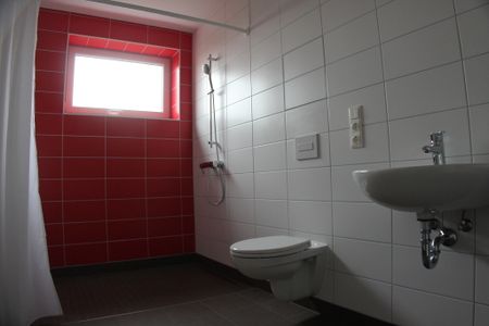 Große 4-Raum-Wohnung mit bodengleicher Dusche, Wanne und Balkon! - Photo 2